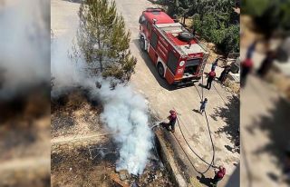 Site bahçesinde çıkan yangın korkuttu