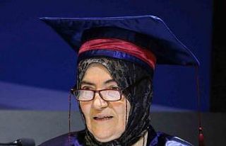 Sivas’ta 66 yaşındaki üniversiteli Ayşe Hasbek,...