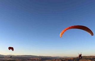 Sivas’ta yapılamaz denen yamaç paraşütü sporu,...
