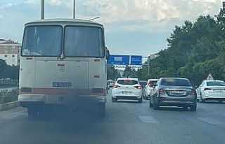 Siyah duman saçarak ilerleyen eski model belediye...