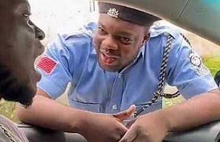 Skecinde polis üniforması giyen Nijeryalı komedyene...