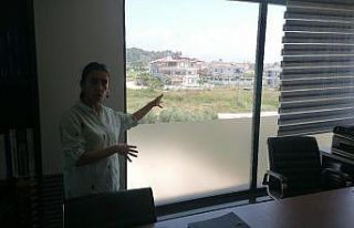 Sokaktaki araçtan açılan ateş iş yerinde paniğe...