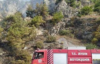 Söke’deki yangında itfaiye ekipleri alevlerle...