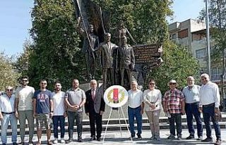 Sökeli Gazeteciler 24 Temmuz nedeniyle çelenk sundu