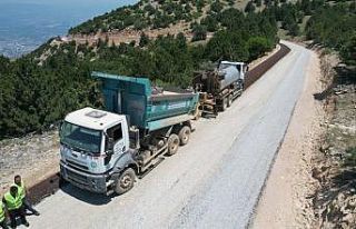 Spil Dağı yolunda sathi kaplama çalışması başladı