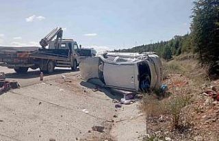 Su tahliye kanalı girişine çarpan otomobil takla...