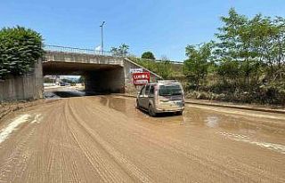Sular çekildi, sele kapılan araç ortaya çıktı