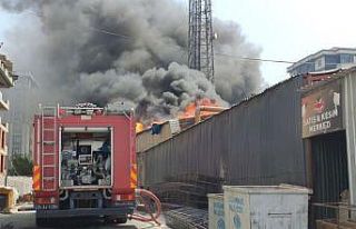 Sultangazi’de demir çelik imalathanesinden alevler...