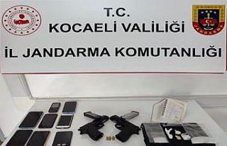 Şüpheli araçtan uyuşturucu, silah ve 7 telefon...