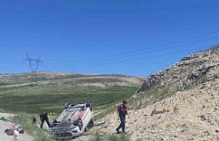 Takla atan araçtan emniyet kemeri sayesinde burunları...