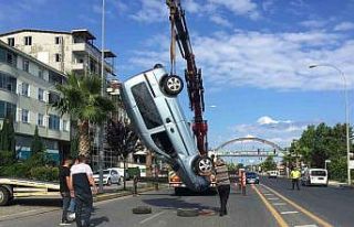 Takla atan araçtan yara almadan kurtuldu