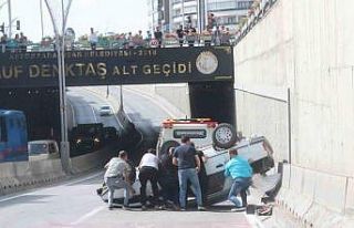 Takla atan otomobilde 2 kişi yaralandı