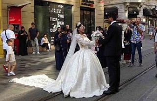 Taksim Meydanı’nda düğün fotoğrafı çektiren...
