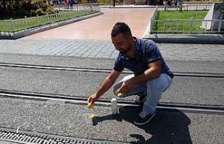 Taksim’de bir vatandaş asfaltta yumurta pişirip...