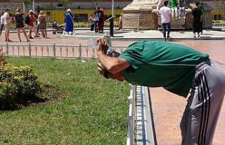 Taksim’de sıcaktan bunalan vatandaş kafasına...