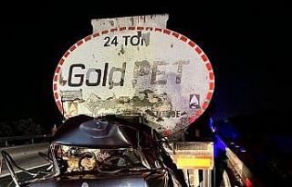 Tankere arkadan çarpan otomobil kağıt gibi ezildi:...