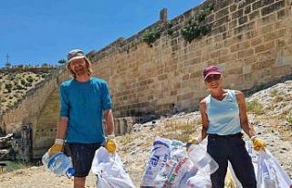 Tarihi alandaki çöpler turistlerin tepkisine neden...