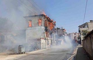 Tarihi bina alevlere teslim oldu