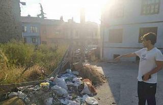 Tarihi bölgeye şuursuzca atılan çöp ve molozlar...