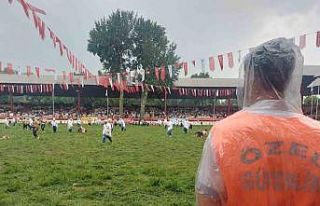 Tarihi efsanede yağmur altında kıran kırana yağlı...