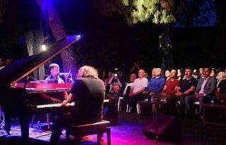 Tarihi konağın bahçesinde piyano konseri kulakların...
