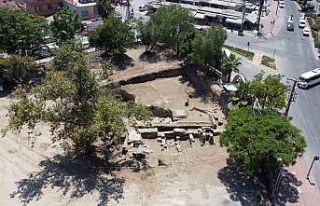 Tarsus’ta kent meydanı çalışmaları sürüyor