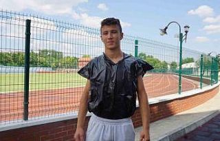 Tartıda fazla kilosu çıkan güreşçiler, poşetten...