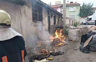 Tek katlı ev, yangında kullanılmaz hale geldi