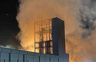 Tekirdağ’da karton fabrikasında yangın: Alevler...