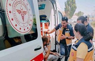 Tekstil atölyesinde çıkan yangında bir itfaiye...