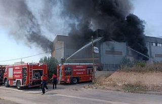 Tekstil fabrikasında çıkan yangın maddi hasara...
