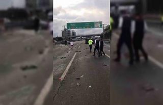 TEM Otoyolu’nda kazayı fotoğraflarken kargo aracının...