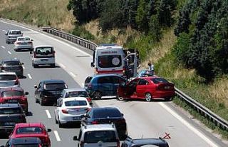 TEM’de 2 otomobil çarpıştı, uzun araç kuyruğu...