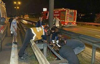 TEM’de tırdan devrilen yüklere otomobil çarptı,...