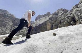 Temmuz ayında karlı yamaçları tırmandılar, buz...