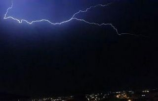 Temmuzda şaşırtan görüntü: Şimşekler geceyi...