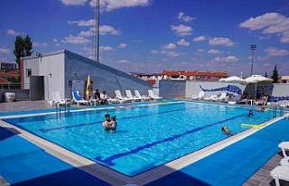 Tepebaşı’nda açık havuz keyfi