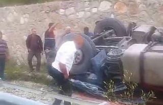 Tır bariyerlere çarparak devrildi