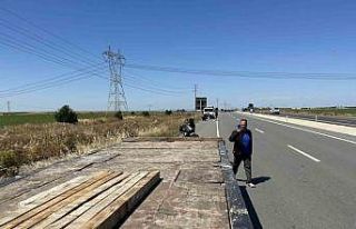 Tır dorsesinden düşen kalas kaza yaptırdı