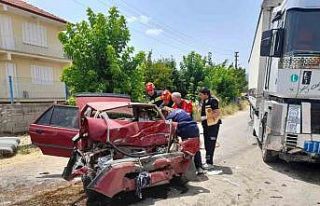 Tır ile otomobil kafa kafaya çarpıştı: 2 yaralı