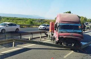 Tır refüje çarpıp, karşı şeride geçti: 1 yaralı