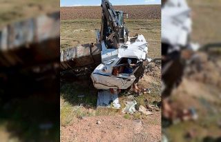 Tır şarampole devrildi: 1 ölü