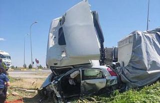 Tırın altında ezilen otomobilde 1 kişi öldü...