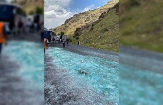 Tırın çadırı açıldı, cam kırıkları yola...