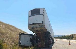 Tırın çarptığı kamyonette 2 kişi yaralandı