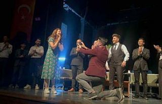 Tiyatro sahnesinde sürpriz evlilik teklifi