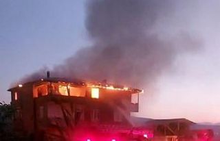 Tokat’ta 3 katlı ev alevlere teslim oldu