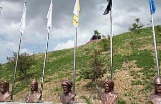 Tortum Şelalesi’ne Türk Büyükleri Anıtı