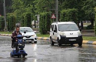 Trabzon’da sağanak yağış hayatı olumsuz etkiledi