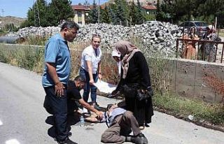 Trafik kazasında yaralanan vatandaşı sıcaktan...